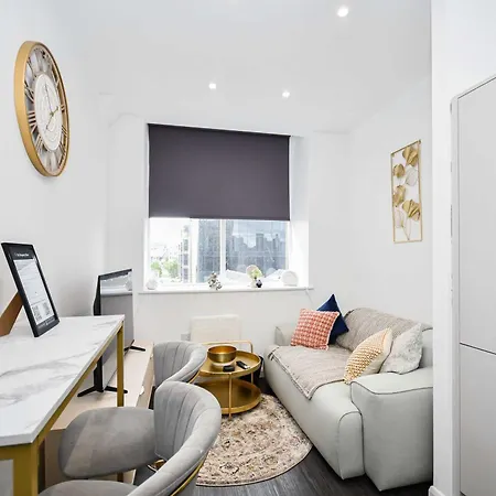 Modern & Compact 1 Bedroom In Apartment