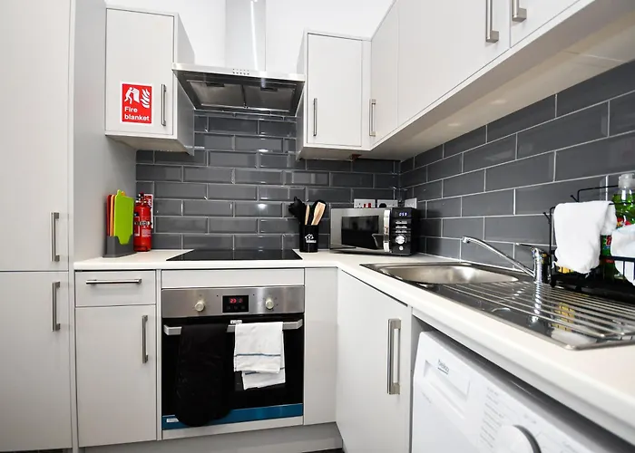 Modern & Compact 1 Bedroom In Apartment *